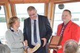 Vereinsvorsitzender Thomas Wilde nimmt aus den Händen von DAFV-Präsidentin Dr. Christel Happach-Kasan die Ehrenplakette des DAFV entgegen