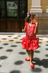 Foto Gisela Michailov_Ronda Stadtfest - kleine  Lady in rot -_.jpg