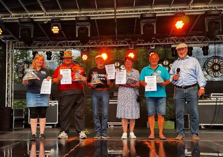 Bürgermeister Nerlich mit 5 weiteren Personen auf einer Bühne bem Stadtfest