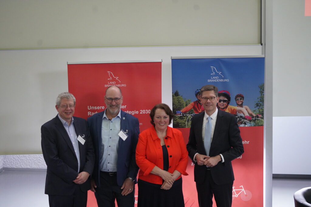 Prof. Klaus-Martin Melzer (VP Forschung und Transfer TH Wildau), Frank Nerlich (Bürgermeister Stadt Wildau), Dr. Ina Bartmann (Staatssekretärin MIL Brandenburg), Christian Hirte (MdB und Staatssekretär im Bundesverkehrsministerium) auf der Landesradverkehrskonferenz an der TH Wildau